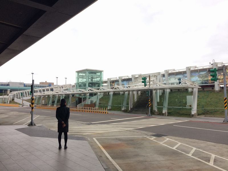 桃園空港には今にも雨が降り出しそうな厚い雲がかかっていた