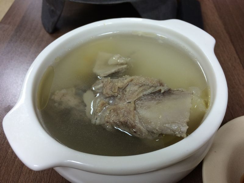 豚の骨がゴロリと入ったスープ