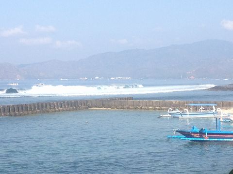 今朝も波が高い